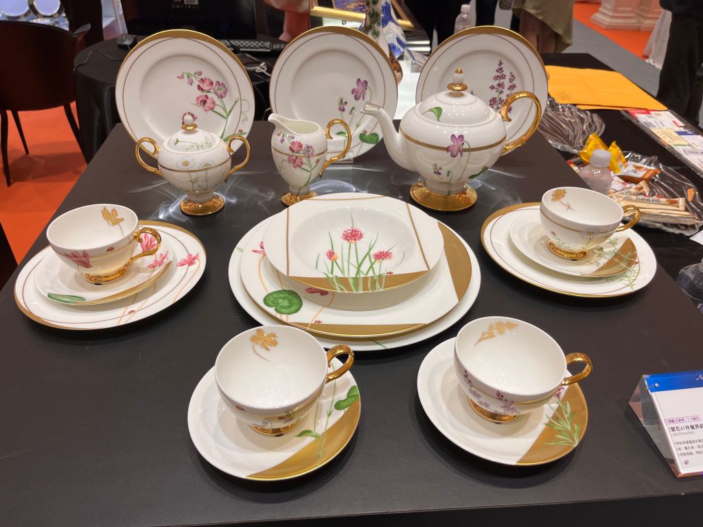 大倉陶園　金彩薔薇　女神　フラワーベース　花瓶　美品　送料込み 大倉陶園 金彩薔薇 女神 フラワーベース 花瓶 美品 送料込み