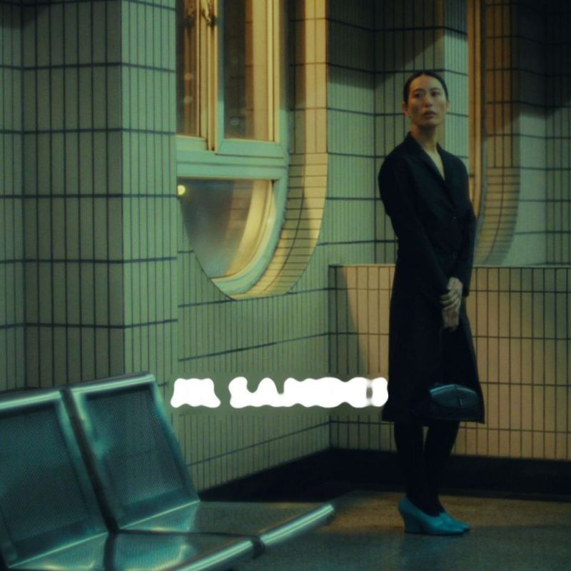 極簡時尚俐落敘事 優雅無機質穿衣哲學